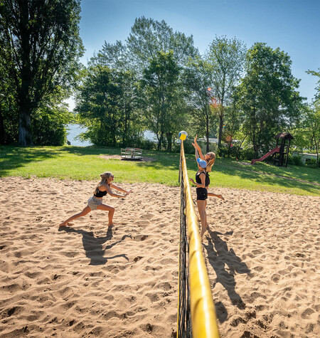 Camping-Katzenkopf-Aktivitaeten-Beachvolleyball